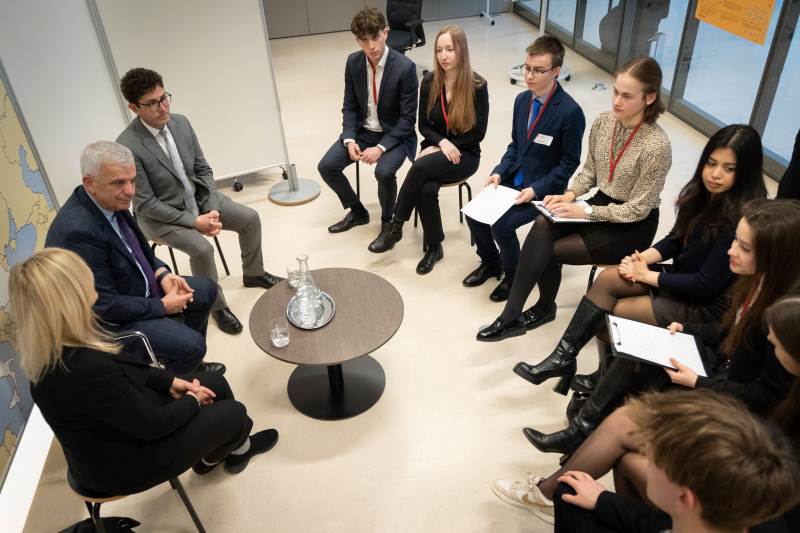 Generalsekretärs des Parlaments der Republik Kosovo Ismet Krasniqi im Gespräch mit Jugendlichen