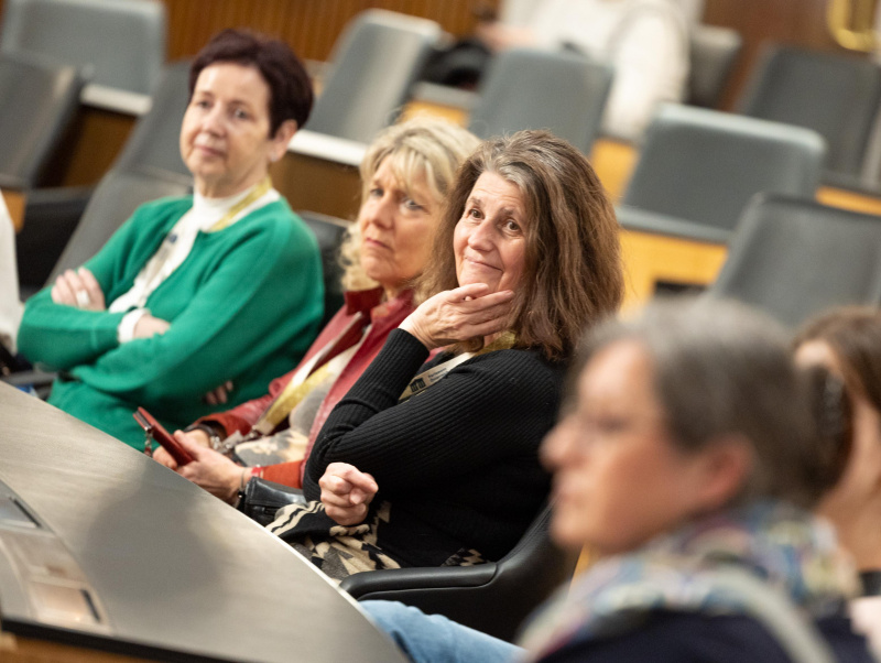 Gruppe von Frauen im Nationalratssaal bei Führung