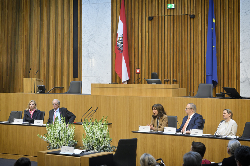 Von links: Ursula Denison, Präsident der Österreichischen Krebshilfe Paul Sevelda, Marija Balic, Michael Gnant, Eva Masel
