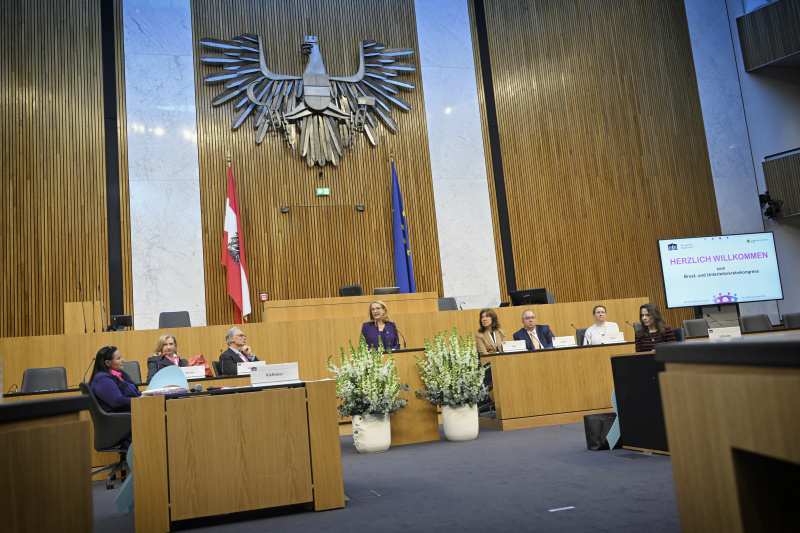 Begrüßung: Zweite Nationalratspräsidentin Doris Bures (SPÖ)