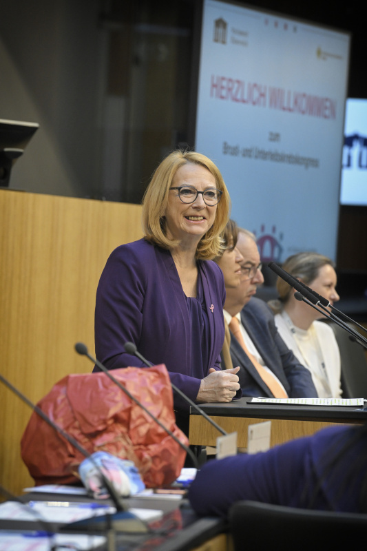 Begrüßung: Zweite Nationalratspräsidentin Doris Bures (SPÖ)