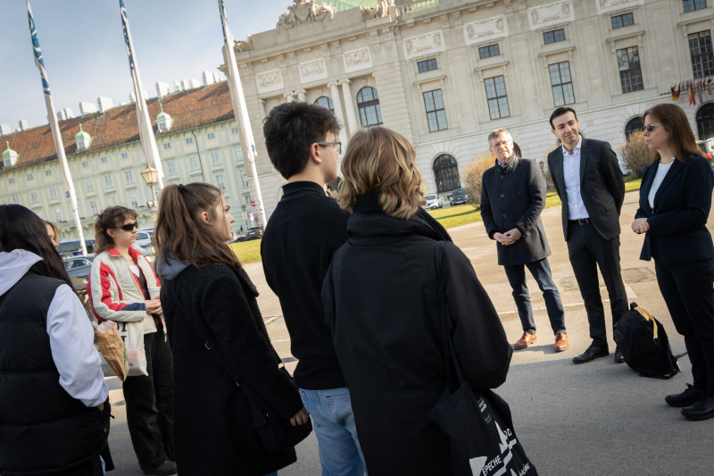 Racheli Kreisberg, Enkelin von Simon Wiesenthal und Schüler:innen