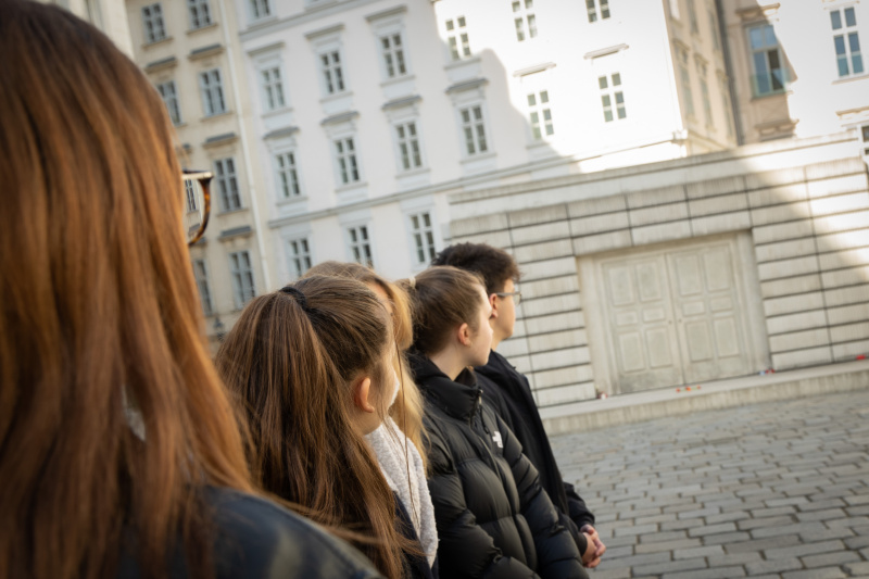 Schüler:innen beim Demkmal am Judenplatz