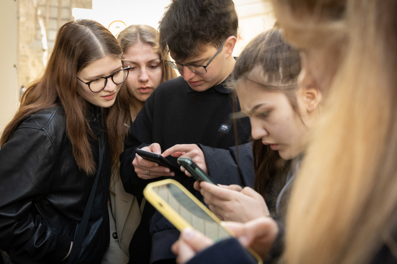 Schüler:innen bei der Recherche in der Simon Wiesenthal Genealogy Geolocation Initiative (SWIGGI)