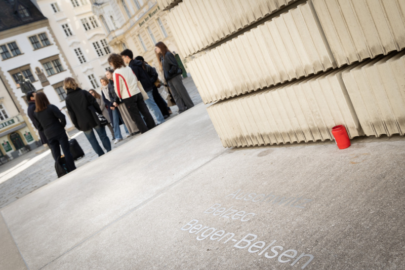 Racheli Kreisberg - Enkelin von Simon Wiesenthal und Schüler:innen beim Demkmal am Judenplatz
