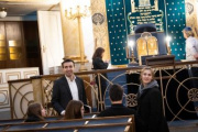 David Pinchasov führt die Schüler:innengruppe durch die Synagoge