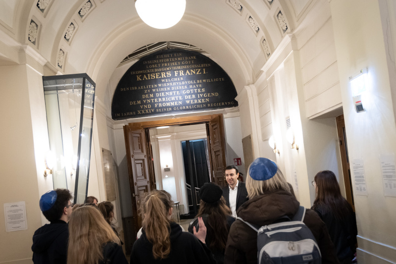 David Pinchasov, Parlamentsmitarbeiter führt durch die Synagoge
