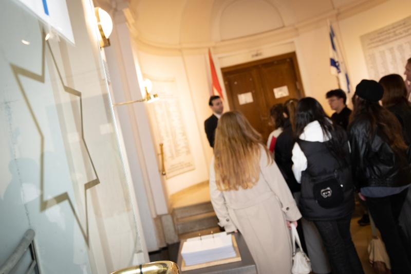 David Pinchasov führt die Schüler:innengruppe durch die Synagoge