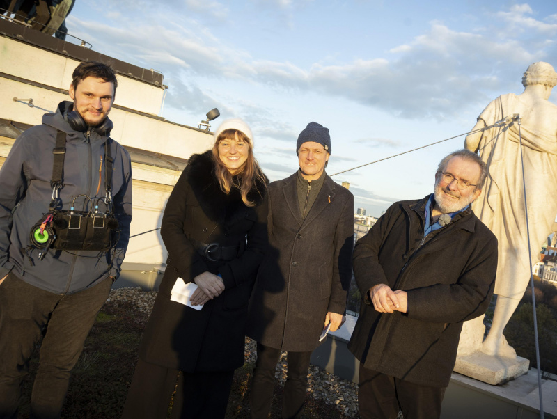 Podcastgruppenfoto, von links: Podcaster Christian Bollert, Journalistin Tatjana Lukáš, Podcastproduzent Tobias Rohe, Medienhistoriker Fritz Hausjell