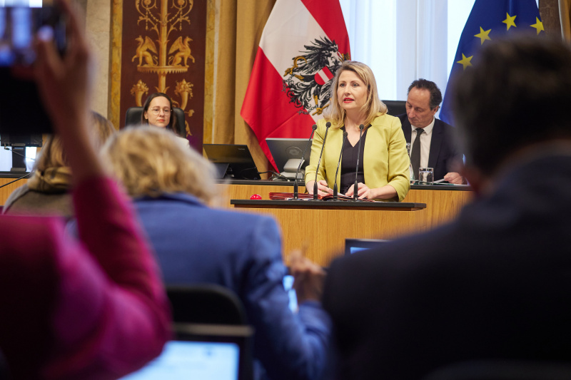 Fragestunde an Integrationsministerin Susanne Raab (ÖVP)