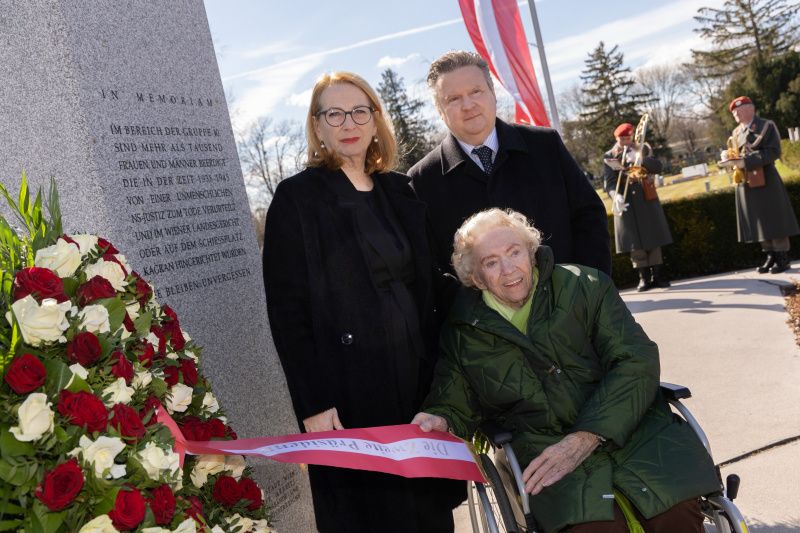 Zweite Präsidentin des Nationalrates Doris Bures (SPÖ), Zeitzeugin Käthe Sasso, Bürgermeister Michael Ludwig (SPÖ) vor dem Denkmal der Nationalen Gedenkstätte der WiderstandskämpferInnen gegen das NS-Regime am Wiener Zentralfriedhof