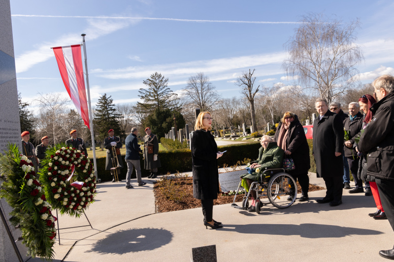 Rede von Zweite Präsidentin des Nationalrates Doris Bures (SPÖ) vor dem Denkmal der Nationalen Gedenkstätte der WiderstandskämpferInnen gegen das NS-Regime am Wiener Zentralfriedhof