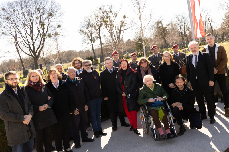 Gruppenfoto, von rechts: Zweite Präsidentin des Nationalrates Doris Bures (SPÖ), Zeitzeugin Käthe Sasso, Generalsekretärin des Nationalfonds Hannah Lessing, Bürgermeister Michael Ludwig (SPÖ)