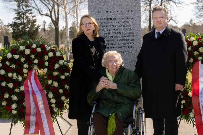Zweite Präsidentin des Nationalrates Doris Bures (SPÖ), Zeitzeugin Käthe Sasso, Bürgermeister Michael Ludwig (SPÖ) vor dem Denkmal der Nationalen Gedenkstätte der WiderstandskämpferInnen gegen das NS-Regime am Wiener Zentralfriedhof