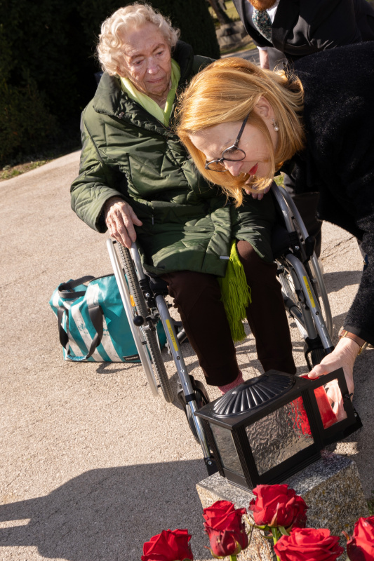 Von rechts: Zweite Präsidentin des Nationalrates Doris Bures (SPÖ) und Zeitzeugin Käthe Sasso zünden eine Kerze beim Denkmal an