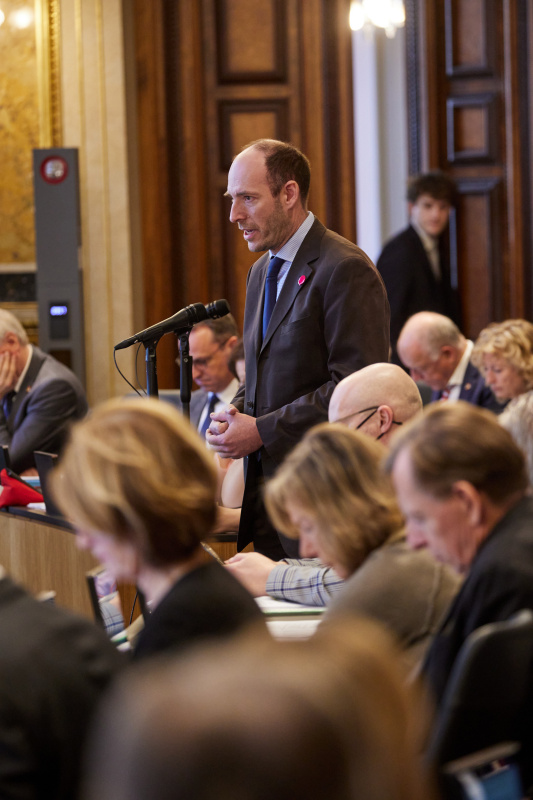 Fragestunde an Integrationsministerin Susanne Raab (ÖVP), Frage von Bundesrat Karl-Arthur Arlamovsky (NEOS)