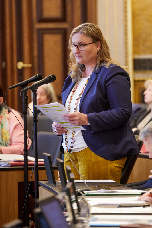 Fragestunde an Integrationsministerin Susanne Raab (ÖVP), Frage von Bundesrätin Claudia Hauschildt-Buschberger (GRÜNE)
