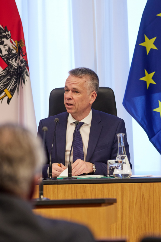 Vizepräsident des Bundesrates Harald Himmer (ÖVP) am Präsidium