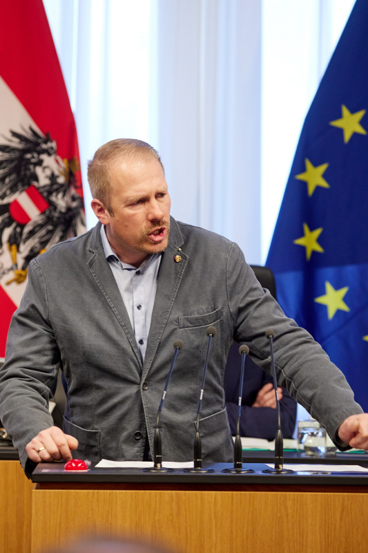 Am Redner:innenpult Bundesrat Markus Leinfellner (FPÖ)
