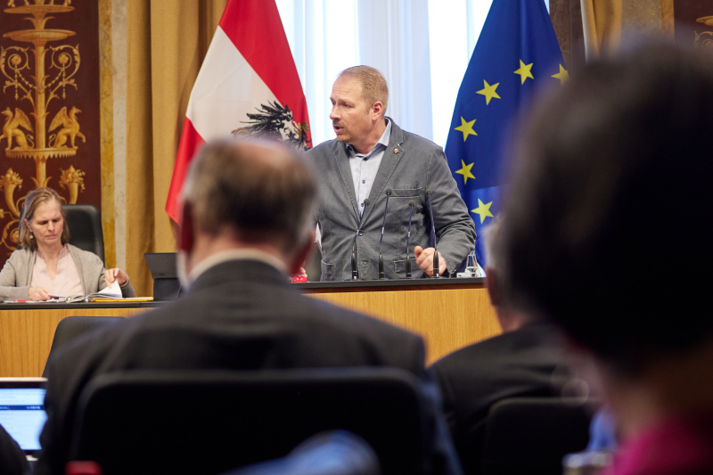 Am Redner:innenpult Bundesrat Markus Leinfellner (FPÖ)