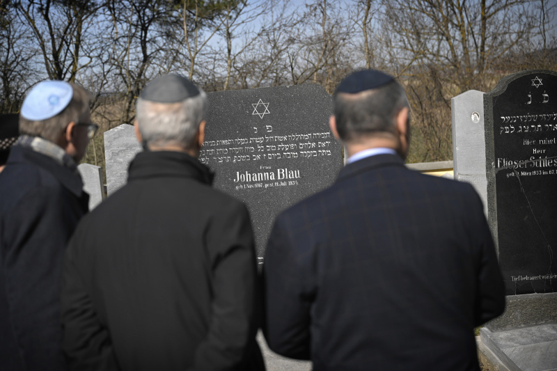 Nationalratspräsident Wolfgang Sobotka (ÖVP) besichtigt den Friedhof