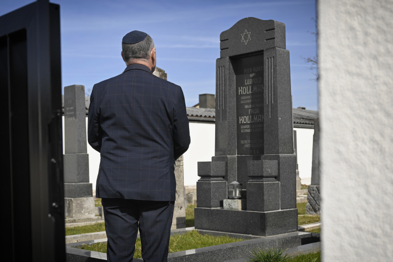 Nationalratspräsident Wolfgang Sobotka (ÖVP) besichtigt den Friedhof