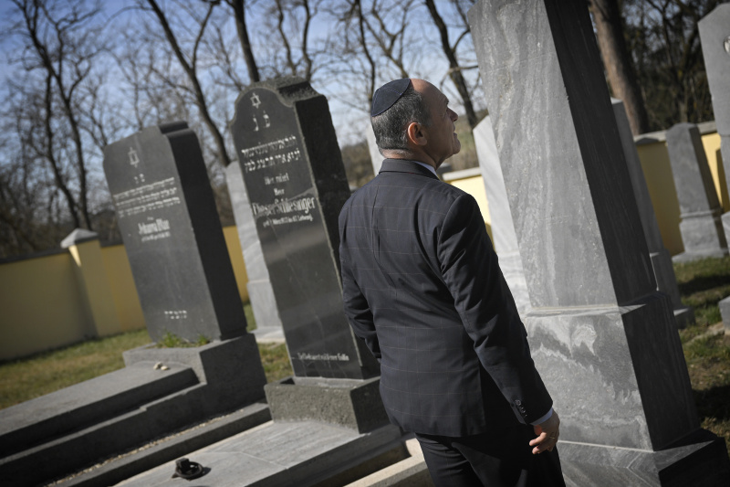 Nationalratspräsident Wolfgang Sobotka (ÖVP) besichtigt den Friedhof