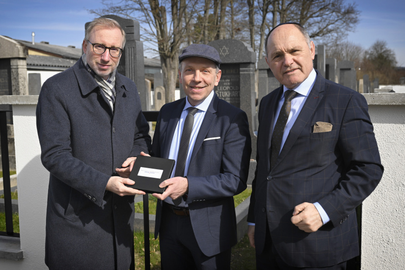 Von links: Generalsekretär Israelitische Kultusgemeinde Klaus Hoffmann, Bürgermeister der Stadtgemeinde Waidhofen an der Thaya Josef Ramharter, Nationalratspräsident Wolfgang Sobotka (ÖVP)