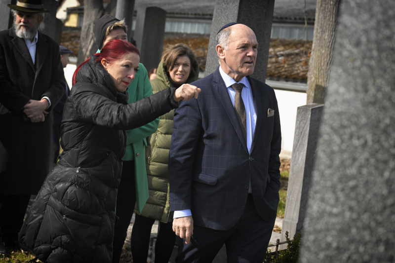 Von links: Generalsekretärin des Nationalfonds und des Allgemeinen Entschädigungsfonds Hannah Lessing, Nationalratspräsident Wolfgang Sobotka (ÖVP)