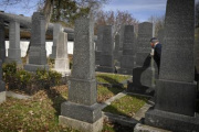 Nationalratspräsident Wolfgang Sobotka (ÖVP) besichtigt den Friedhof