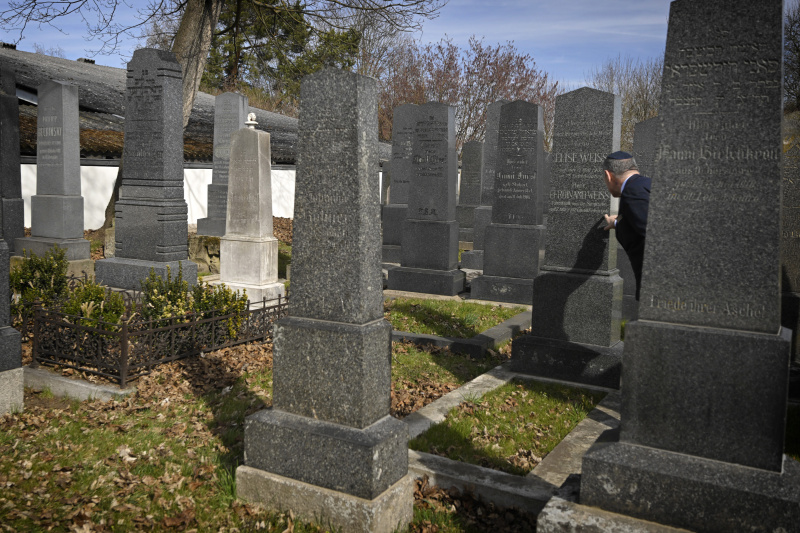 Nationalratspräsident Wolfgang Sobotka (ÖVP) besichtigt den Friedhof