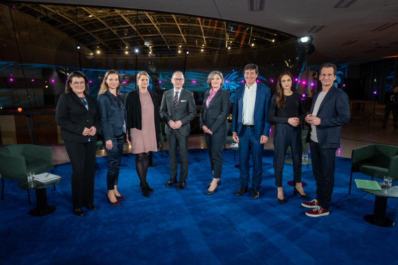 von links: Nationalratsabgeordnete Elisabeth Pfurtscheller (ÖVP), Nationalratsabgeordnete Susanne Fürst (FPÖ), Expertin Barbara Neudecker, Moderator Gerald Groß, Expertin Hedwig Wölfl, Nationalratsabgeordneter Johannes Margreiter (NEOS), Nationalratsabgeordnete Barbara Neßler (Grüne), Nationalratsabgeordneter Christian Oxonitsch (SPÖ)