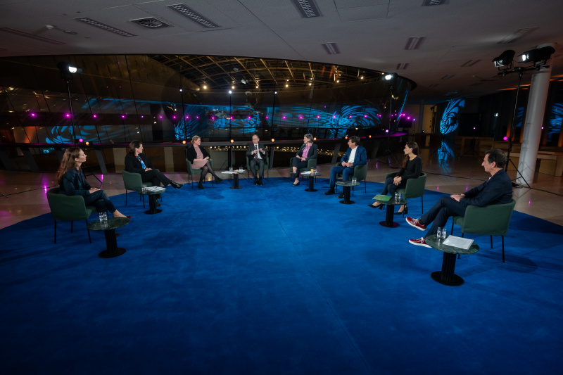 von links: Nationalratsabgeordnete Susanne Fürst (FPÖ) Nationalratsabgeordnete Elisabeth Pfurtscheller (ÖVP),Expertin  Barbara Neudecker, Moderator Gerald Groß, Expertin Hedwig Wölfl, Nationalratsabgeordneter Johannes Margreiter (NEOS), Nationalratsabgeordnete Barbara Neßler (Grüne), Nationalratsabgeordneter Christian Oxonitsch (SPÖ)