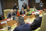 Von links:  Nationalratspräsident Wolfgang Sobotka (ÖVP), Dolmetscher, Nationalratsabgeordneter Nico Marchetti (ÖVP), weitere Delegationsmitglieder