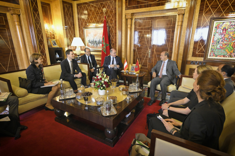 Von links: Botschafterin Anna Jankovic, Nationalratsabgeordneter Nico Marchetti (ÖVP), Dolmetscher, Nationalratspräsident Wolfgang Sobotka (ÖVP), Präsident der Ratskammer von Marokko Naama Mayara, weitere Delegationsmitglieder