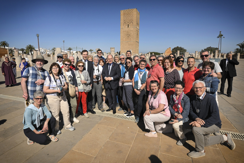 Besuch des Mausoleums König Mohammed V und Hassan II. Zufälliges Zusammentreffen mit einer Reisegruppe aus Österreich