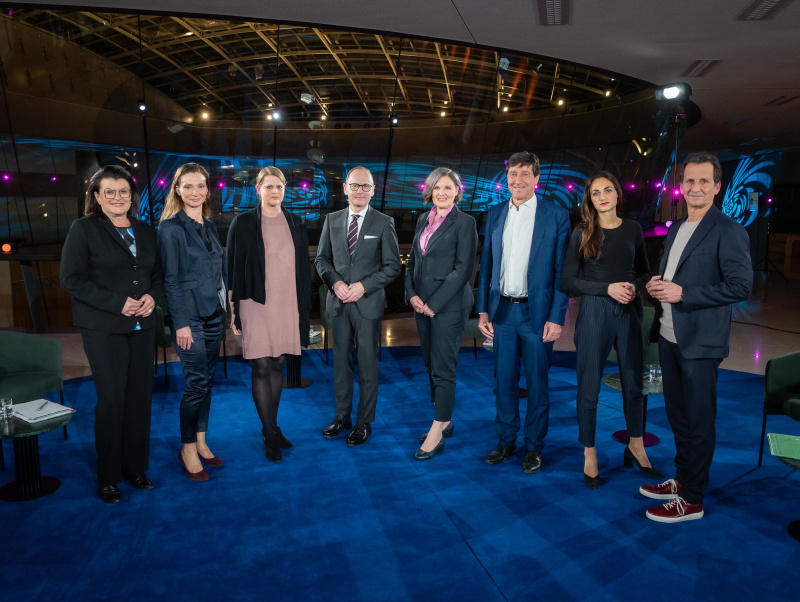 von links: Nationalratsabgeordnete Elisabeth Pfurtscheller (ÖVP), Nationalratsabgeordnete Susanne Fürst (FPÖ), Expertin Barbara Neudecker, Moderator Gerald Groß, Expertin Hedwig Wölfl, Nationalratsabgeordneter Johannes Margreiter (NEOS), Nationalratsabgeordnete Barbara Neßler (Grüne), Nationalratsabgeordneter Christian Oxonitsch (SPÖ)