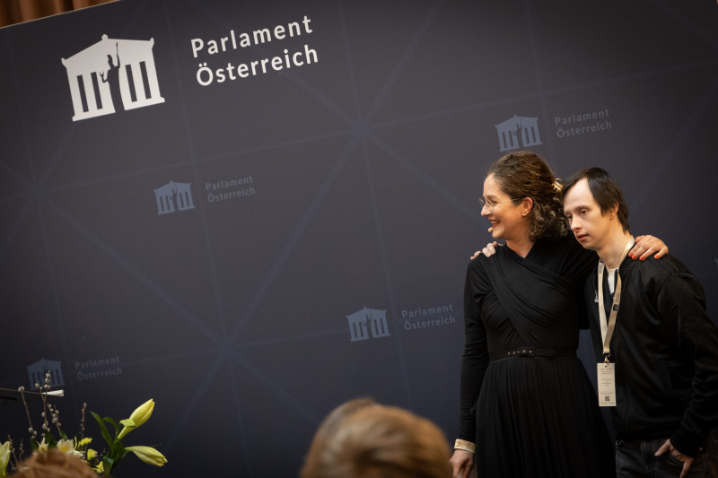 Moderatorin Judith Weissenböck und Künstler Edin Zilkic