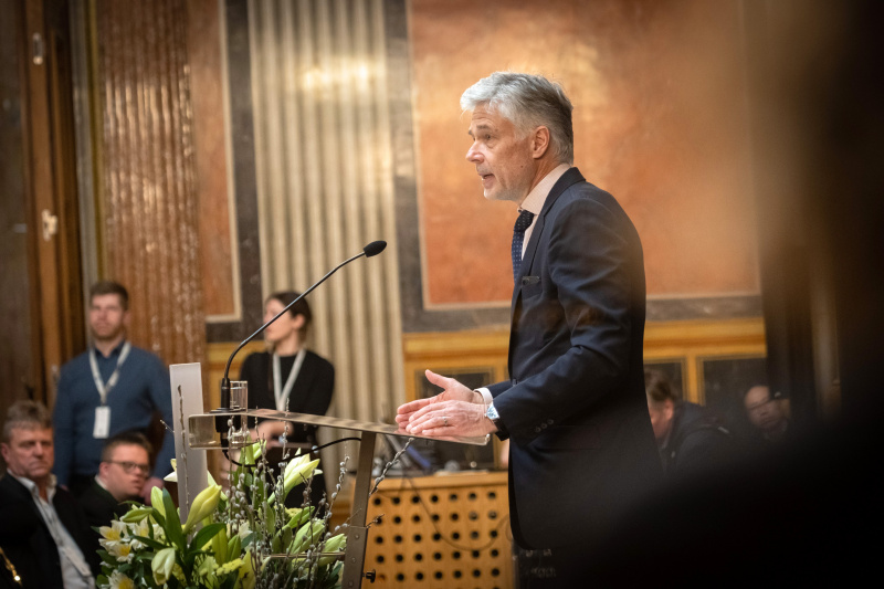 Begrüßung durch Parlamentsdirektor Harald Dossi