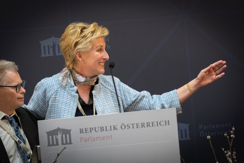 Ansprache Präsidentin der EUWA Christina Schlosser,  European Union of Women Austria,  Künstler Alfred Gmeiner