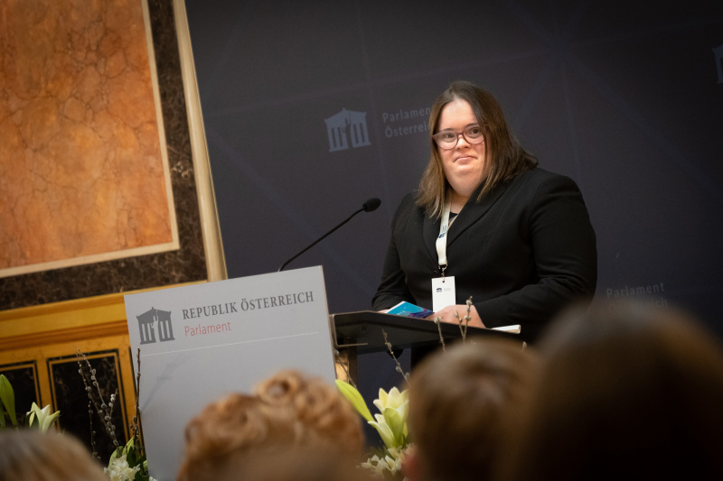 Lesung Gedicht durch die Künstlerin Magdalena Tichy persönlich