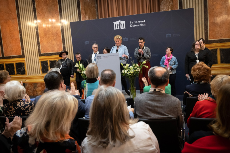 Ansprache Präsidentin der EUWA Christina Schlosser,  European Union of Women Austria mit Künster:innen