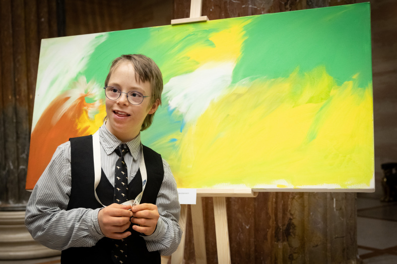 Künstler Leon Cermak vor seinem Werk