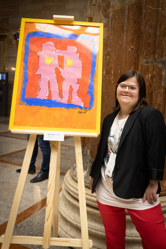 Künstlerin Sabine Thaler vor ihrem Werk