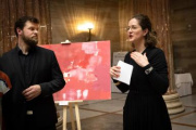 Moderatorin Judith Weissenböck und Kurator Josef Smutny kündigen die Tanzmodeschau von "Ich bin O.K." an