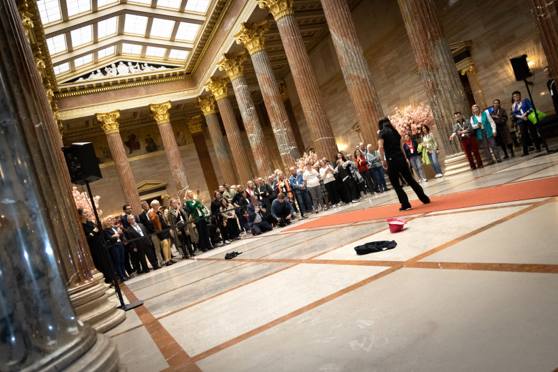 Tanzmodenschau von "Ich bin O.K.", Blick Richtung Veranstaltungsteilnehmer:innen