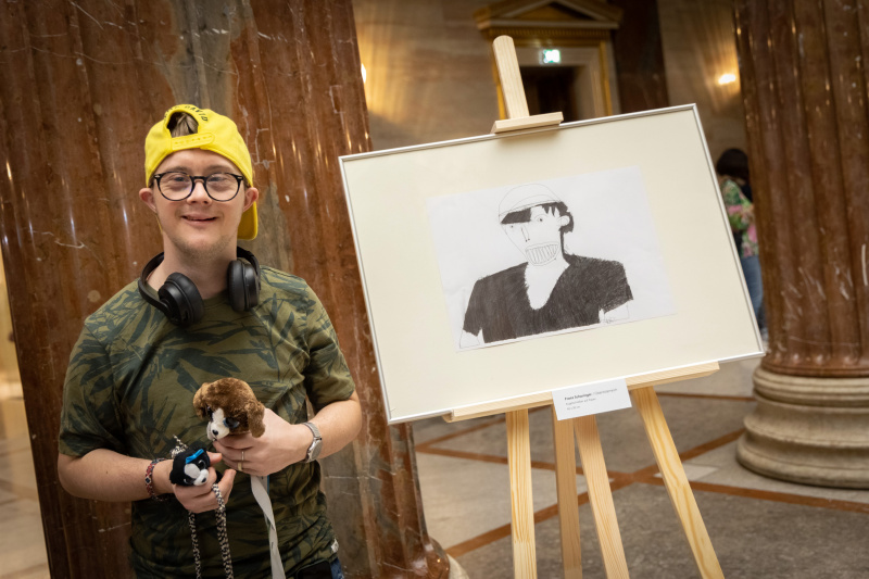 Künstler Franz Scharinger vor seinem Werk