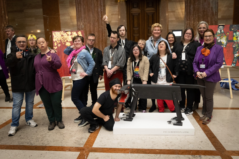 Gruppenfoto Künstler:innen mit Präsidentin der EUWA Christina Schlosser,  European Union of Women Austria
