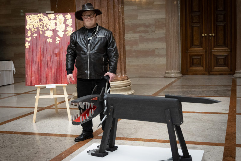 Künstler Georg Fitz alias Wolf Georg mit seinem Werk.