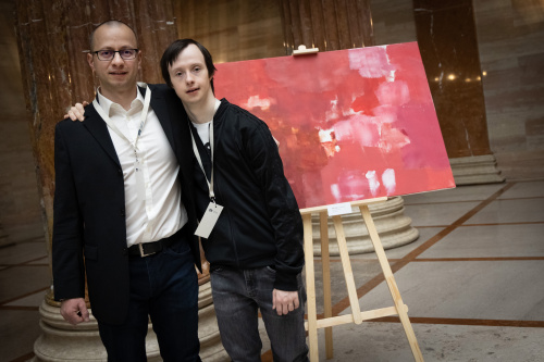 Künstler Edin Zilkic (links) vor seinem Bild
